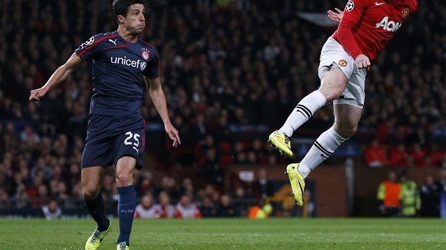 HLAVIKA, KTER SKON NA TYI. Wayne Rooney z Manchesteru United zakonuje proti Olympiakosu.