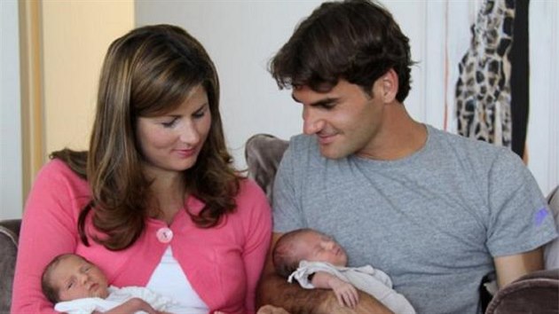 Roger Federer a jeho manelka Mirka na Facebooku ukzali sv dvojata (7. srpna 2009).