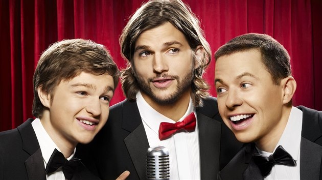 Angus T. Jones, Ashton Kutcher a Jon Cryer v serilu Dva a pl chlapa (2011)