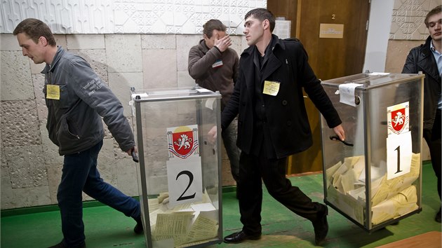 lenov komise v Simferopolu po uzaven volebn mstnosti odnej urny pln hlasovacch lstk. (16. 3. 2014)