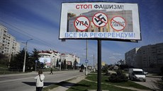 Zastavte faismus! Vichni k referendu! Billboardy vyzývající obyvatele Krymu,...