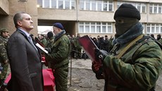 Písaha krymské proruské domobrany v Simferopolu (12. bezna 2014)