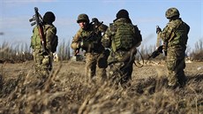 Ukrajinští vojáci v Chersonské oblasti na pomezí Krymu a Ukrajiny (17. března...