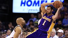 Poínání Jordana Farmara z LA Lakers sleduje Derek Fisher z Oklahomy.