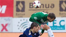 VZDU�NÝ SOUBOJ. Vý� vysko�il Filip Novák z Jablonce, pod ním je olomoucký Ale�