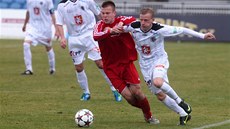 Urputný boj v duelu Hradec Králové (bílá) - T�inec.