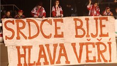 Fanoušci pardubických hokejistů při rozhodujícím souboji se Slavií.