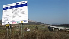 Stavba posledního úseku dálnice D8 u Litochovic kv�li sesuvu stojí.