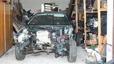V pronajaté garáži našli policisté tři rozebraná auta a náhradní díly z dalších...