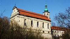 Pilehlý kostel s naruenou statikou vlastníkovi klátera darovala církev....