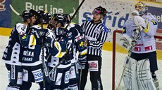 Hokejisté Vítkovic se radují z gólu proti Liberci, který vy�adily v p�edkole