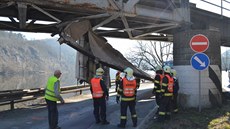 Kamion s návěsem se v Měchenicích u Prahy nevešel pod železniční viadukt...