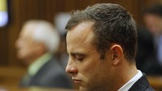 Oscar Pistorius při soudním jednání, kde čelí obvinění z vraždy své přítelkyně...