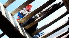 �emeslníci opravují v Dolních Kounicích st�echu renesan�ního zámku.