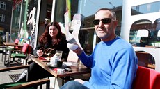 Vyhlá�ku ne�e�í. Brn�nský peka� Burim Saliuka si dop�ál pohody na zahrádce v...