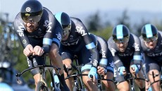 Britský cyklista Bradley Wiggins v ele vláku Sky pi týmové asovce závodu