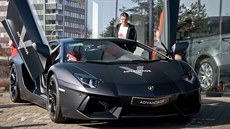 Lamborghini Aventador ped prodejnou Advantage cars v praských Vysoanech