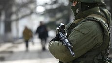 Ozbrojenci hlídají krymský parlament (1. bezna 2014)