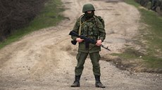 Ozbrojenec hlídá nedaleko základny ukrajinských vojáků u Perevalnoje. Podle...