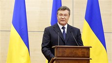 Svržený ukrajinský prezident Viktor Janukovyč na tiskové konferenci v Rostově...