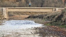 JAKO P�ED PADESÁTI LETY. Most se nad hladinou objevuje i v jiných su��ích...