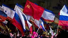 Krymská, ruská, sovtská. Vlajky nad Simferopolem po referendu, v nm se...