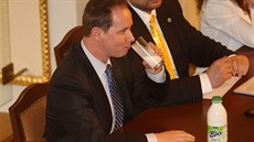 Ve Sn�movn� za�al platit zákaz prodeje alkoholu v gastronomických za�ízeních...