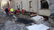 Ze� zavalila d�lníka v Malém Po�í�í na Náchodsku. (10. 3. 2014)