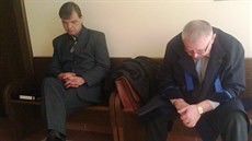 Bývalý úedník Ludk Kirschlager (vlevo) u Krajského soudu v Hradci Králové....