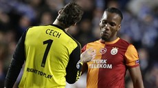 Petr ech a Didier Drogba se zdraví po odvetném osmifinále Ligy mistr, které...
