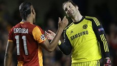 Petr Čech (vpravo) z Chelsea a Didier Drogba z Galatasaray se zdraví po...