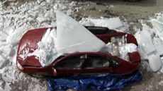 Kus ledu, který spadl ze stechy domu, zniil auto ve mst Winsted v americkém...