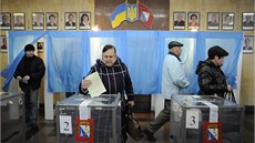 Obyvatelé Krymu v referendu rozhodují o budoucnosti poloostrova (16. března...