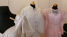 Nikola Melicharová vystavuje sbírku starých svatebních šatů a doplňků v Náměšti...