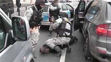 Policie zatýká jednoho ze tí mu, kteí v únoru 2013 ukradli z auta