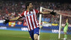 U JE TAM! Útoník Diego Costa z Atlétika Madrid oslavuje svj gól v osmifinále...