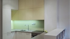Kuchyňská linka - kombinace bílé, smetanově žluté a tvrzeného lakovaného skla