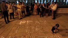 Lidé v Kuala Lumpur vytvoili ze svíek vzkaz: Modleme se za let MH 370.