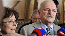 Slovenský prezident Ivan Gaparovi s manelkou Silvií hovoí 15. bezna v...