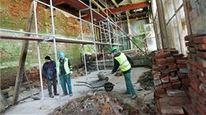 Práce na obnov� láze�ského areálu v Kyselce neustávají. Na snímku d�lníci vyklízejí kolonádu Ottova pavilonu. (ilustra�ní snímek)