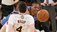 Russell Westbrook (v modrém) z Oklahoma City svádí souboj s Ryanem Kellym z LA...