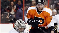 Jakub Voráek z Philadelphie pihlíí na zákrok pittsburského gólmana...