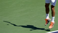 Roger Federer pi podání na turnaji v Indian Wells.
