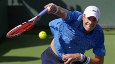 John Isner pi podání na turnaji v Indian Wells.