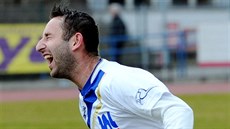 Ústecký fotbalista Emil Rilke padá po faulu.