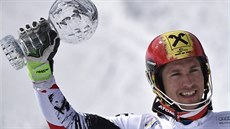 Marcel Hirscher s trofejí pro vítěze slalomu ve Světovém poháru alpských lyžařů.