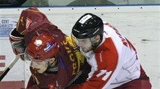 Jakub Herman (vpravo) z Olomouce bojuje s  Markem Prokem z Jihlavy.