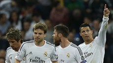 Fotbalisté Realu Madrid slaví gól proti Schalke, vpravo stelec Cristiano...