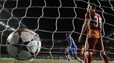 Samuel Eto'o (v modrém) slaví gól Chelsea proti Galatasaray.