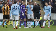 DEBATY. Vincent Kompany (naproti rozhodímu) z Manchesteru City se snaí zmnit...